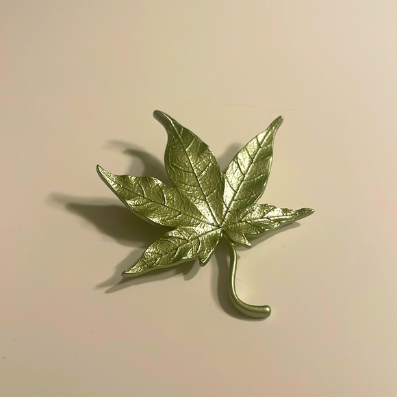 Accessories - New Metal Maple Leaf Brooches